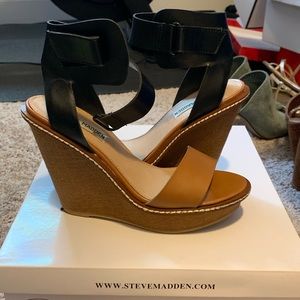 Steven Madden size 7 Black and Tan wedges